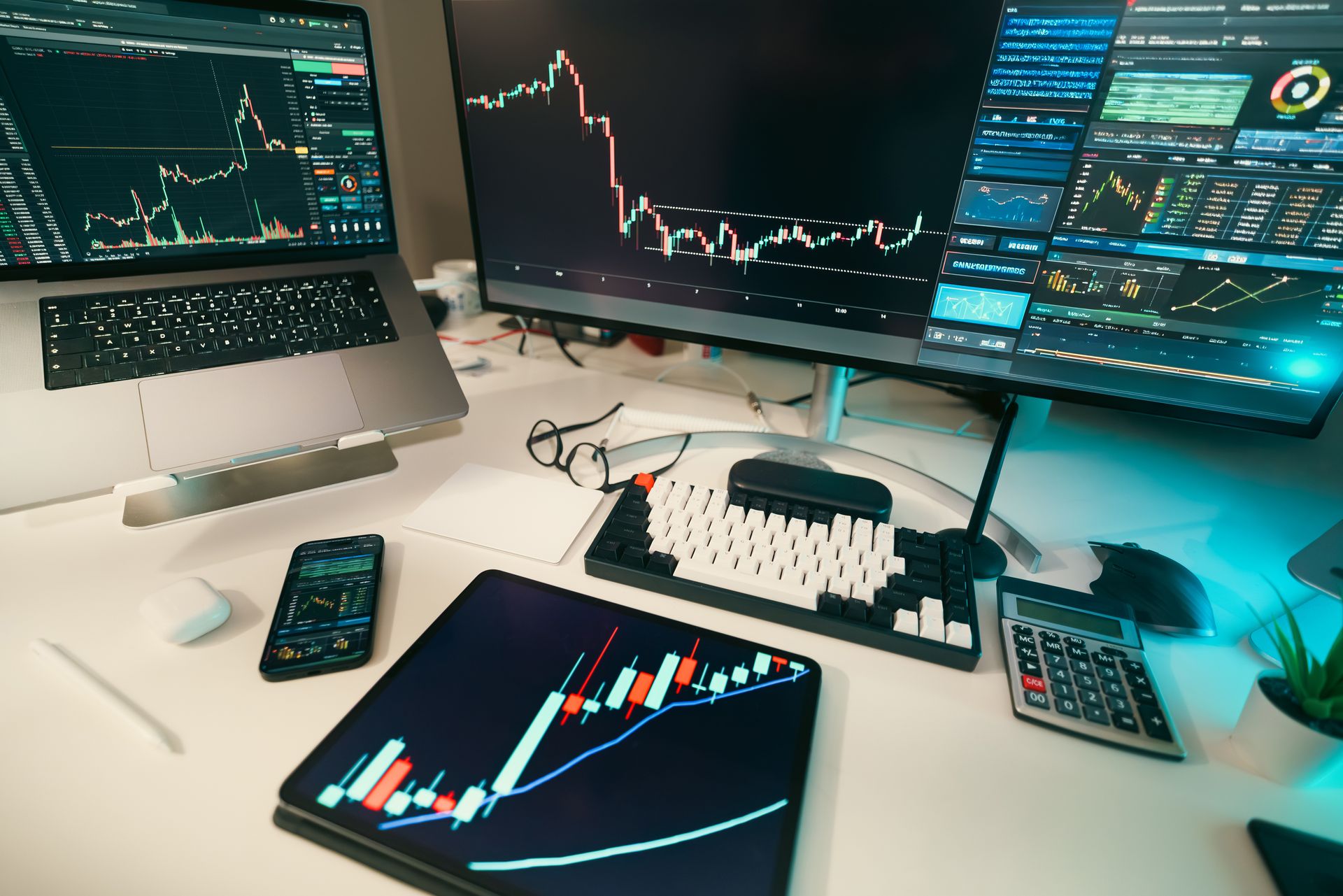 Finansal grafiklerin görüntülendiği çalışma masası