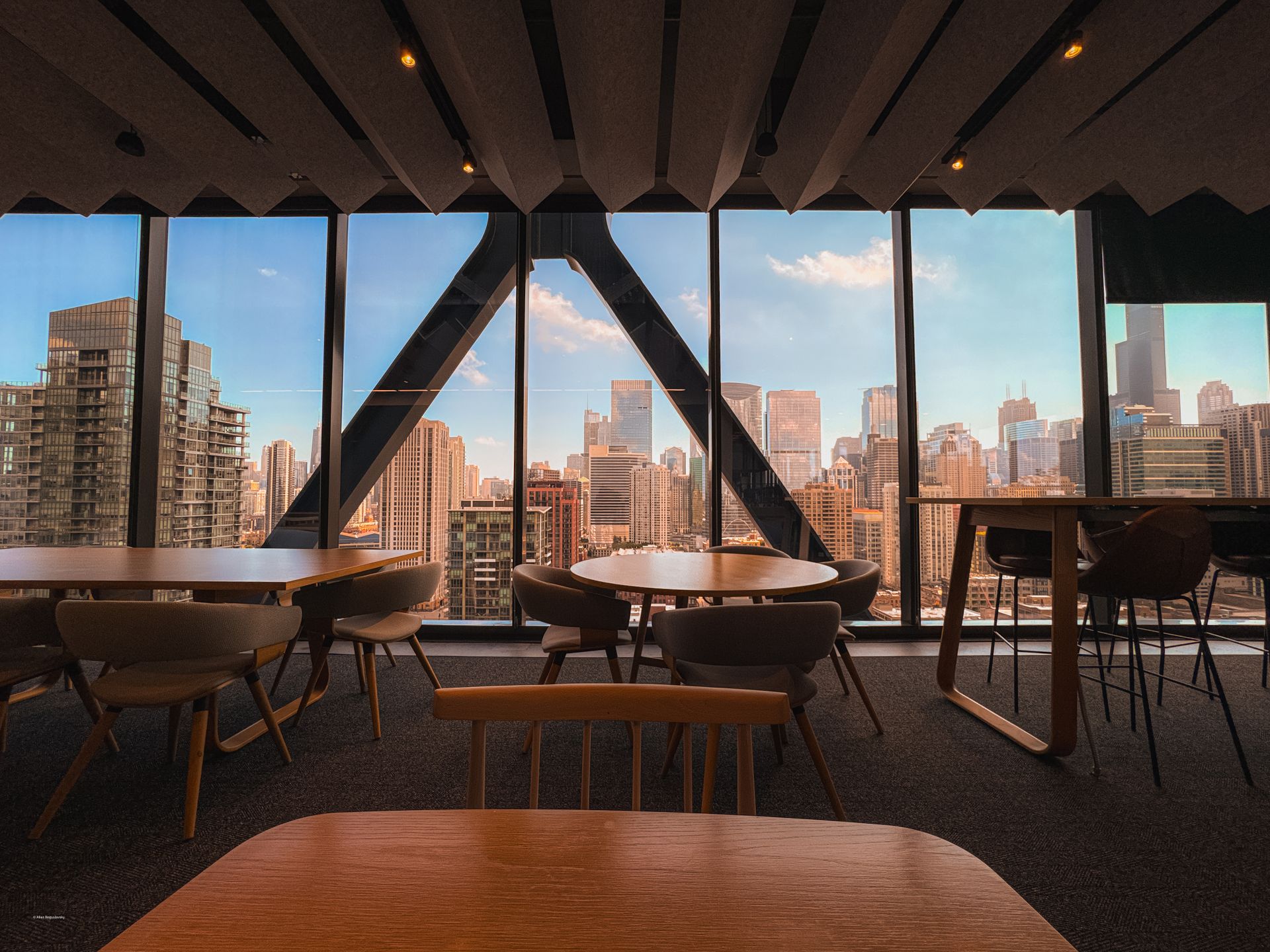 Panoramik şehir manzaralı modern ofis